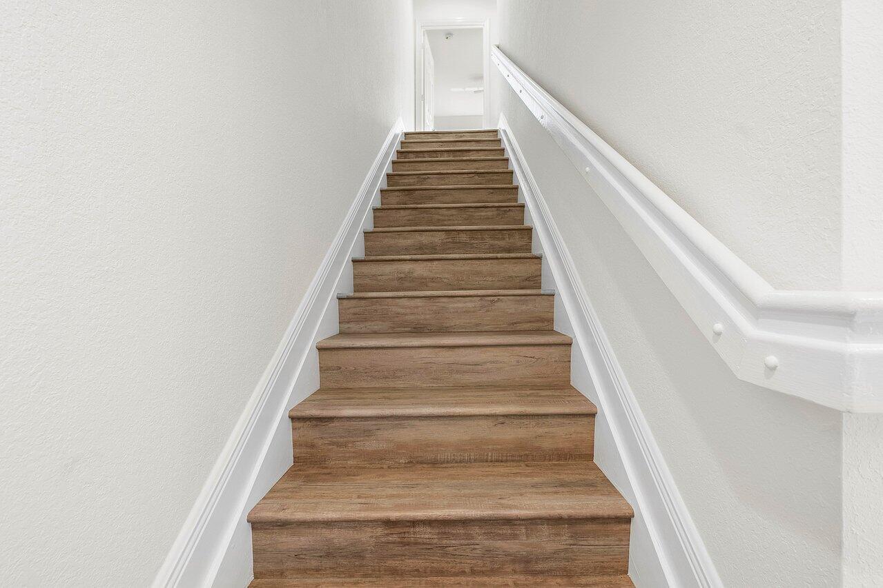 6748 Old Farm Trail