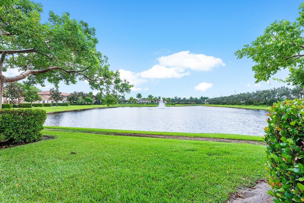 6748 Old Farm Trail