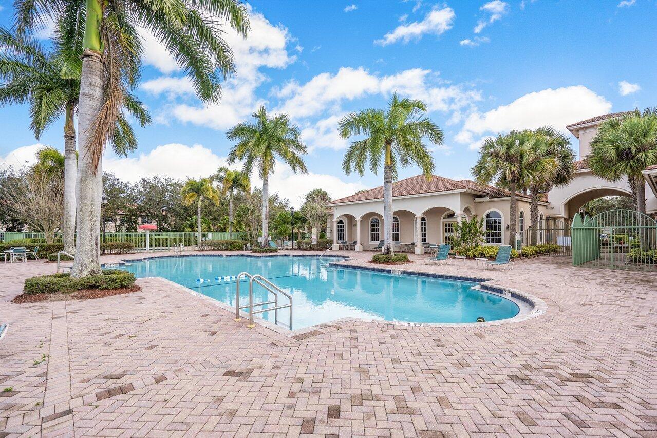 6748 Old Farm Trail