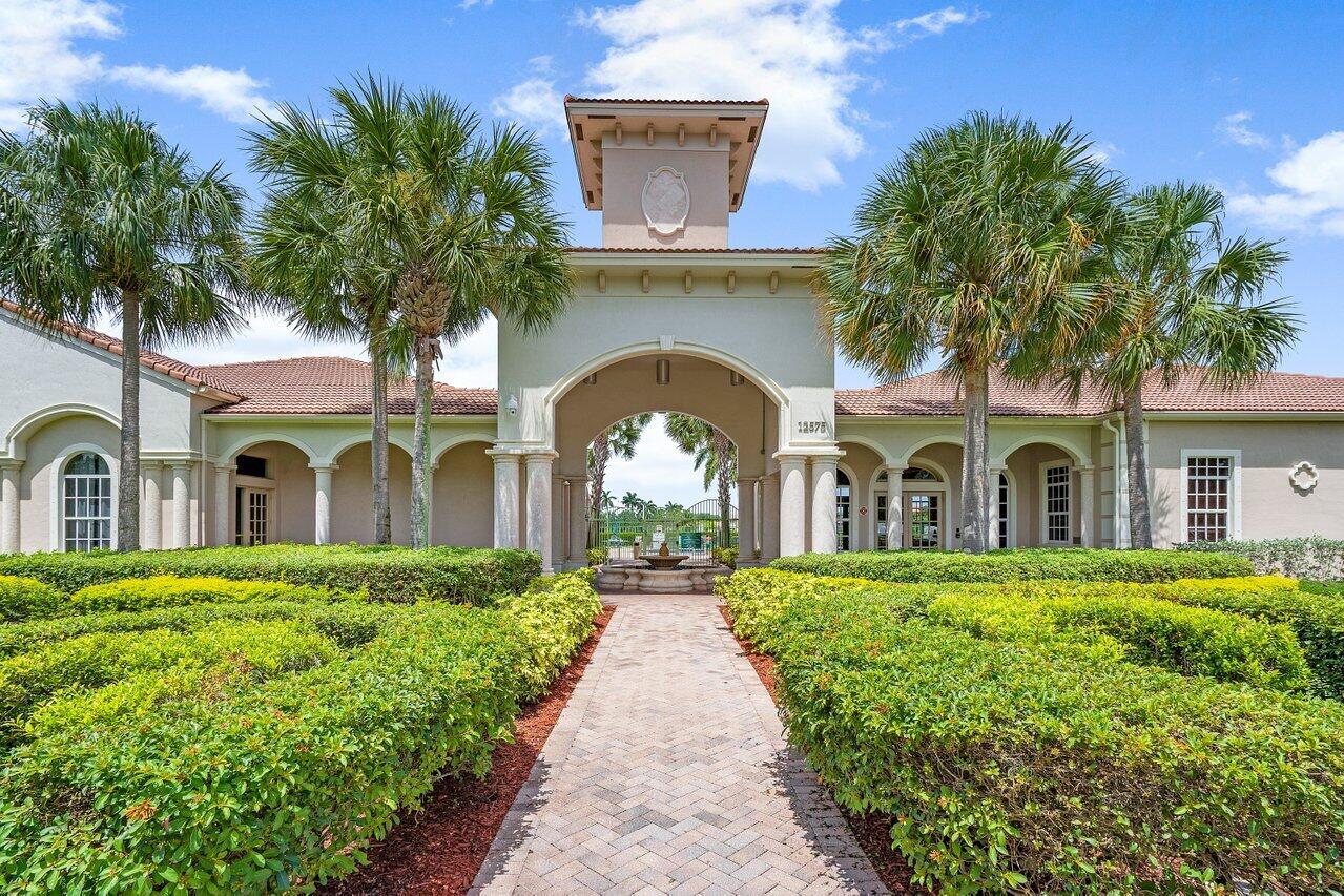 6748 Old Farm Trail