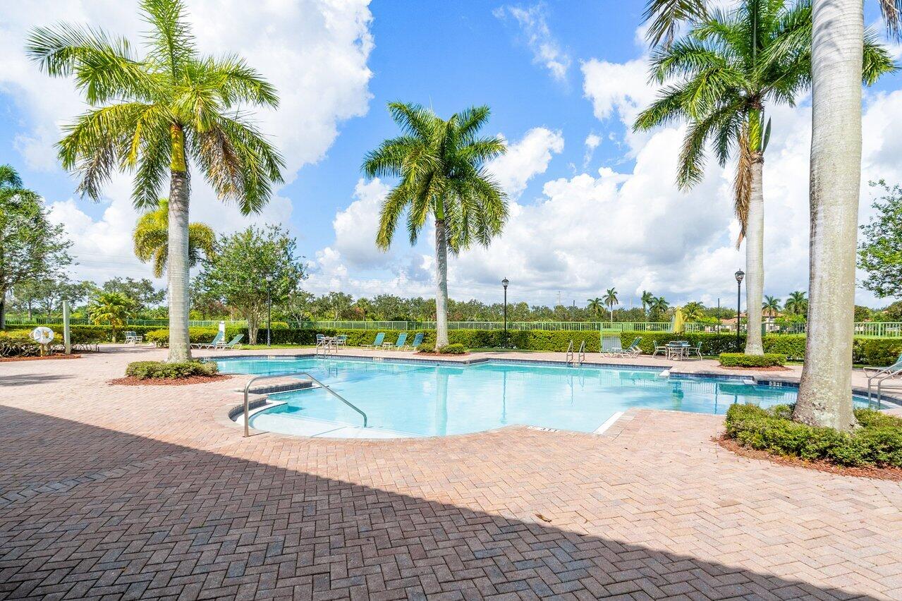 6748 Old Farm Trail