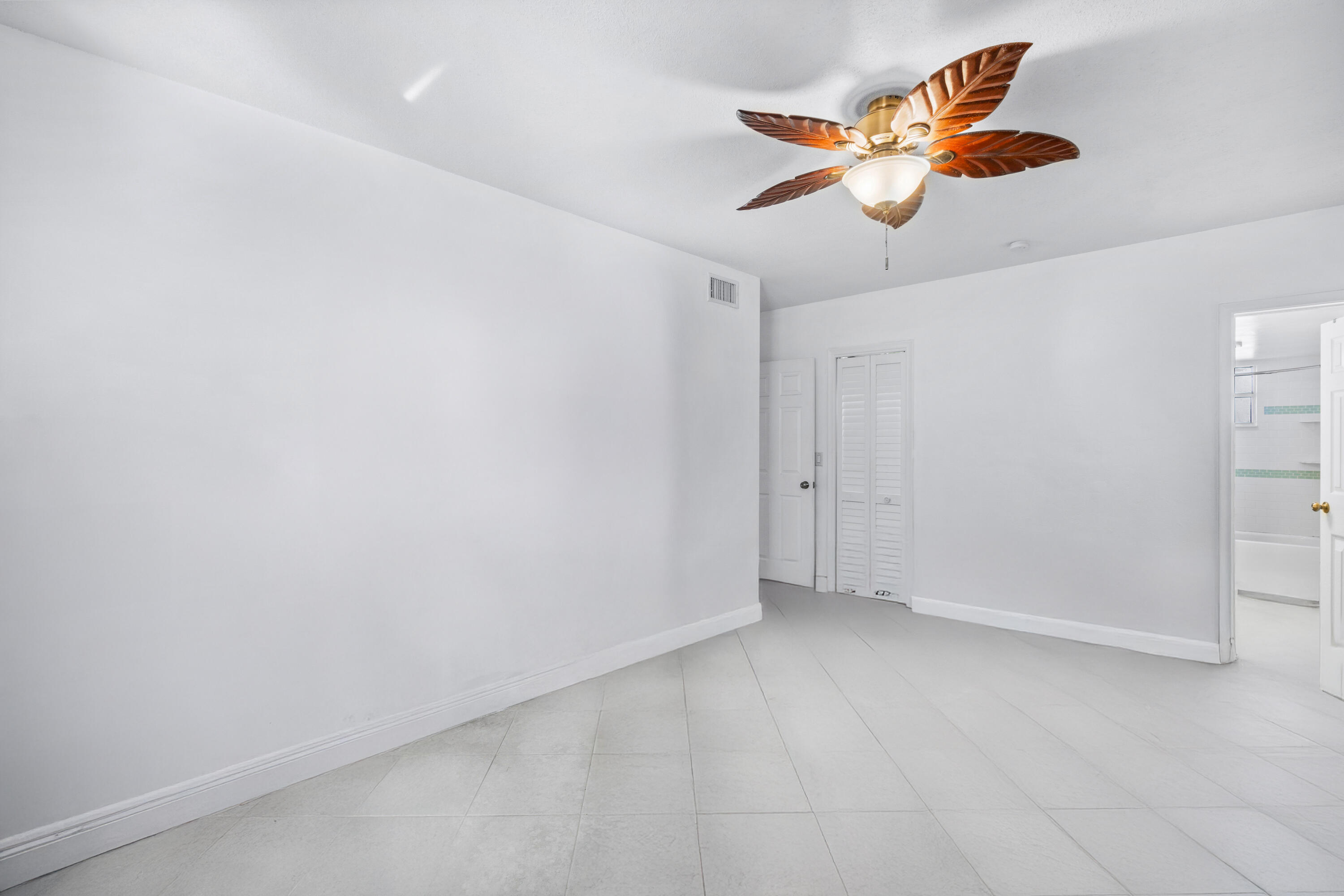 658 NE 6th Court E E