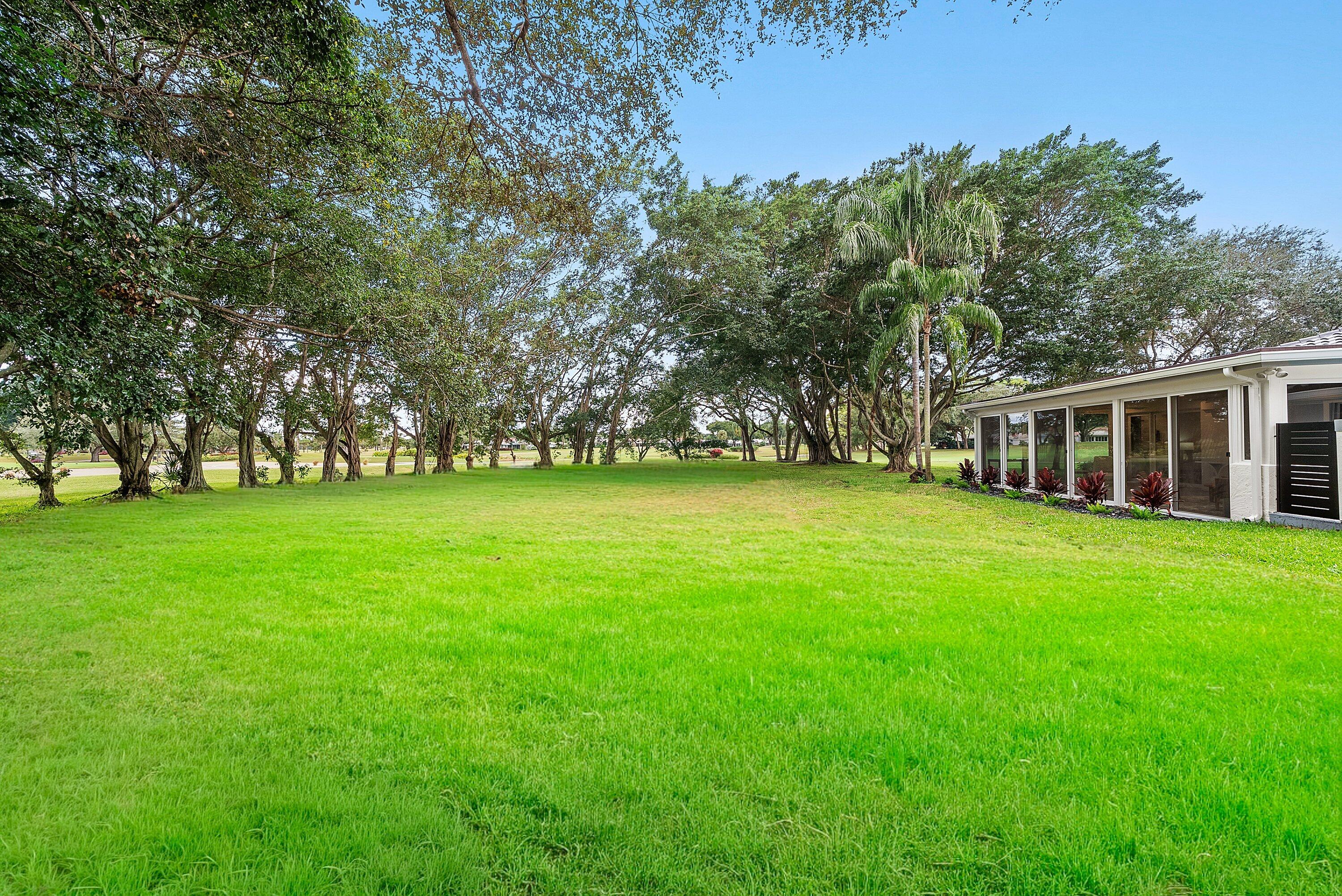 24 Oaks Lane, Boynton Beach