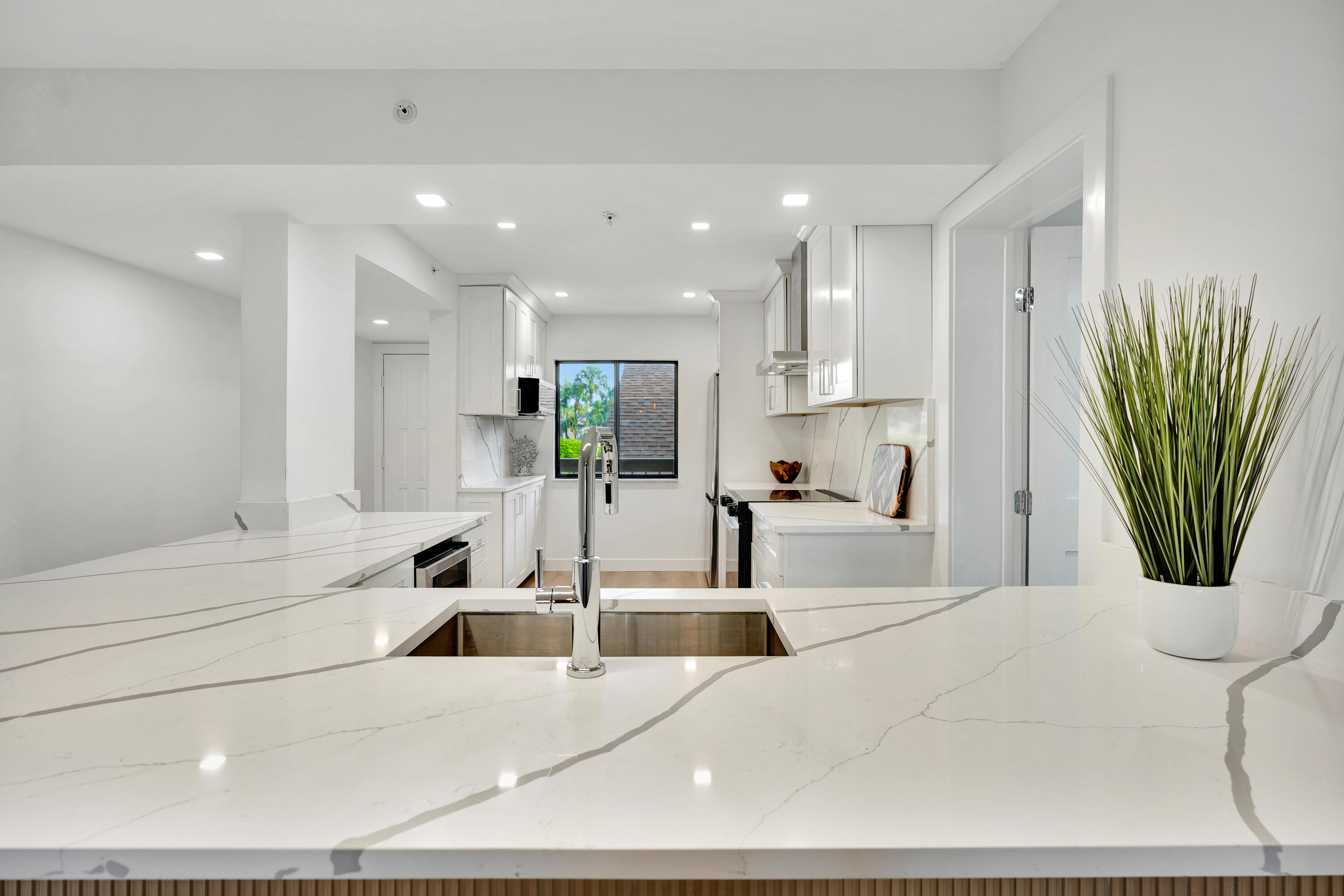 501 Seafarer Circle 204