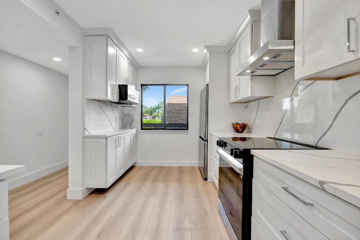 501 Seafarer Circle 204