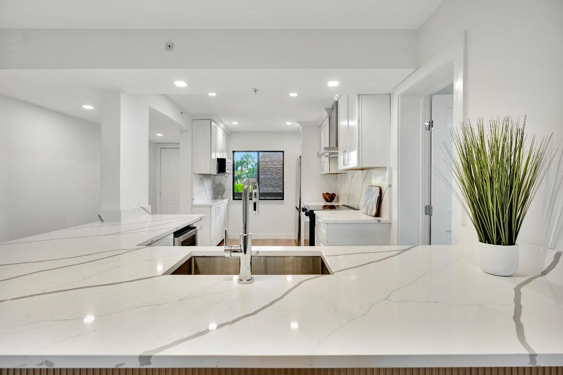 501 Seafarer Circle 204