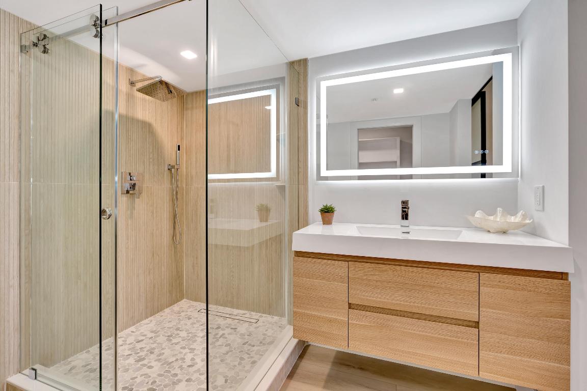 501 Seafarer Circle 204