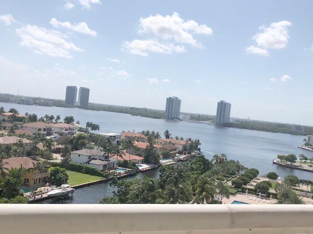 2000 Island Boulevard 1107