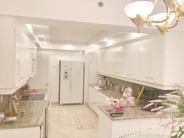 2000 Island Boulevard 1107