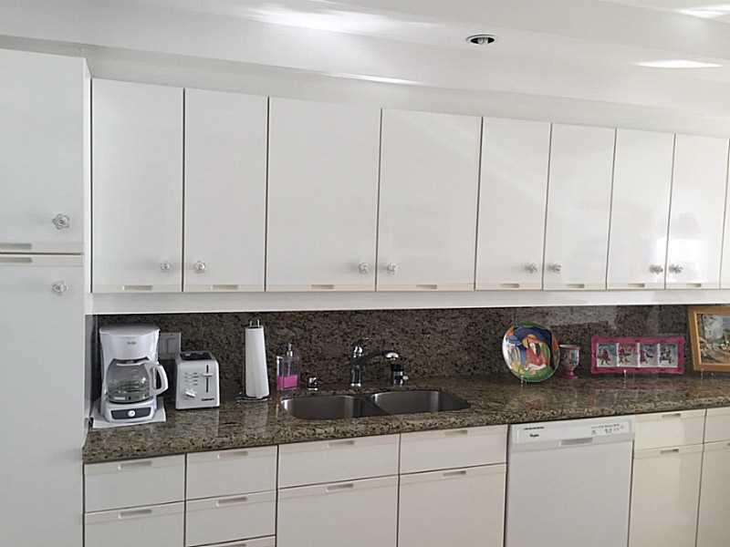 2000 Island Boulevard 1107