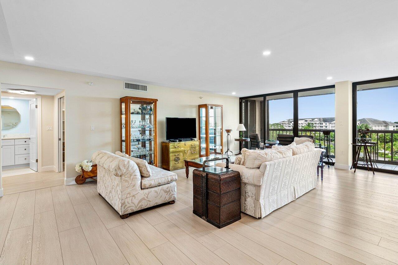 2450 Presidential Way 607