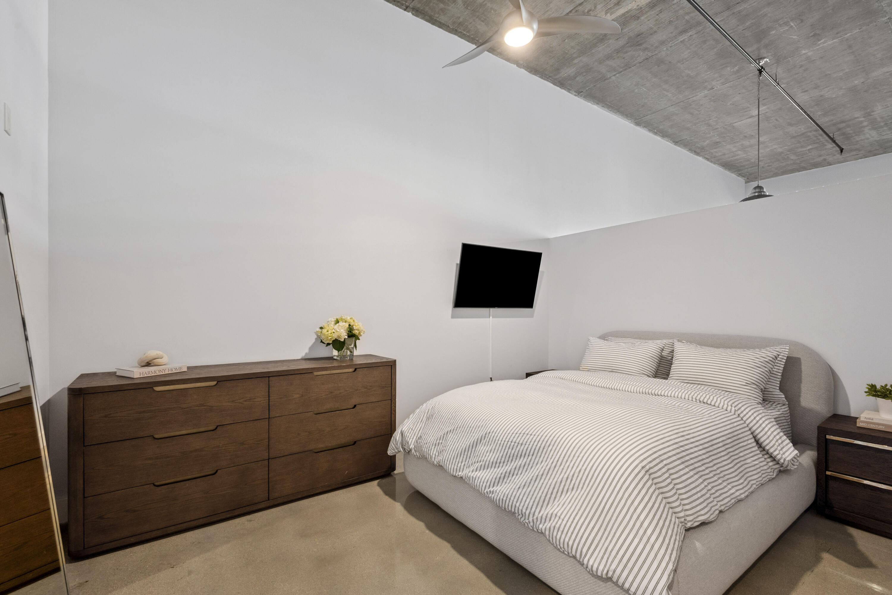 185 NE 4th Avenue 208