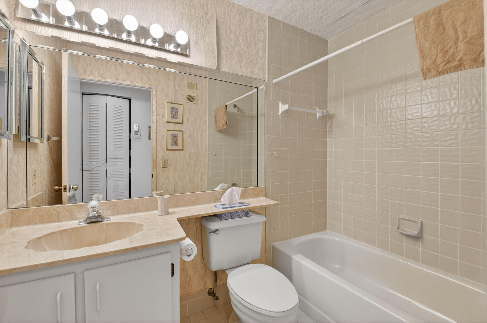 10279 N Circle Lake Drive 202