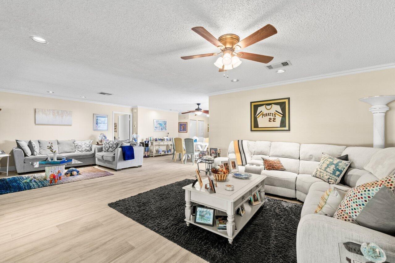 4 Stratford Drive E B