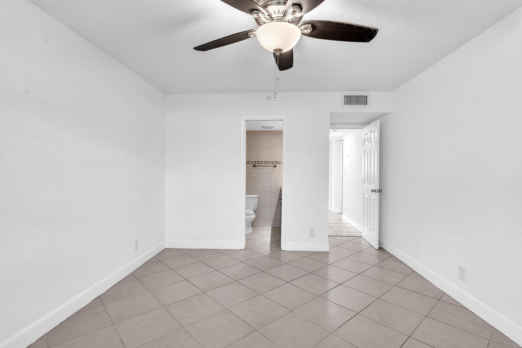 1779 NE 40th Place 405