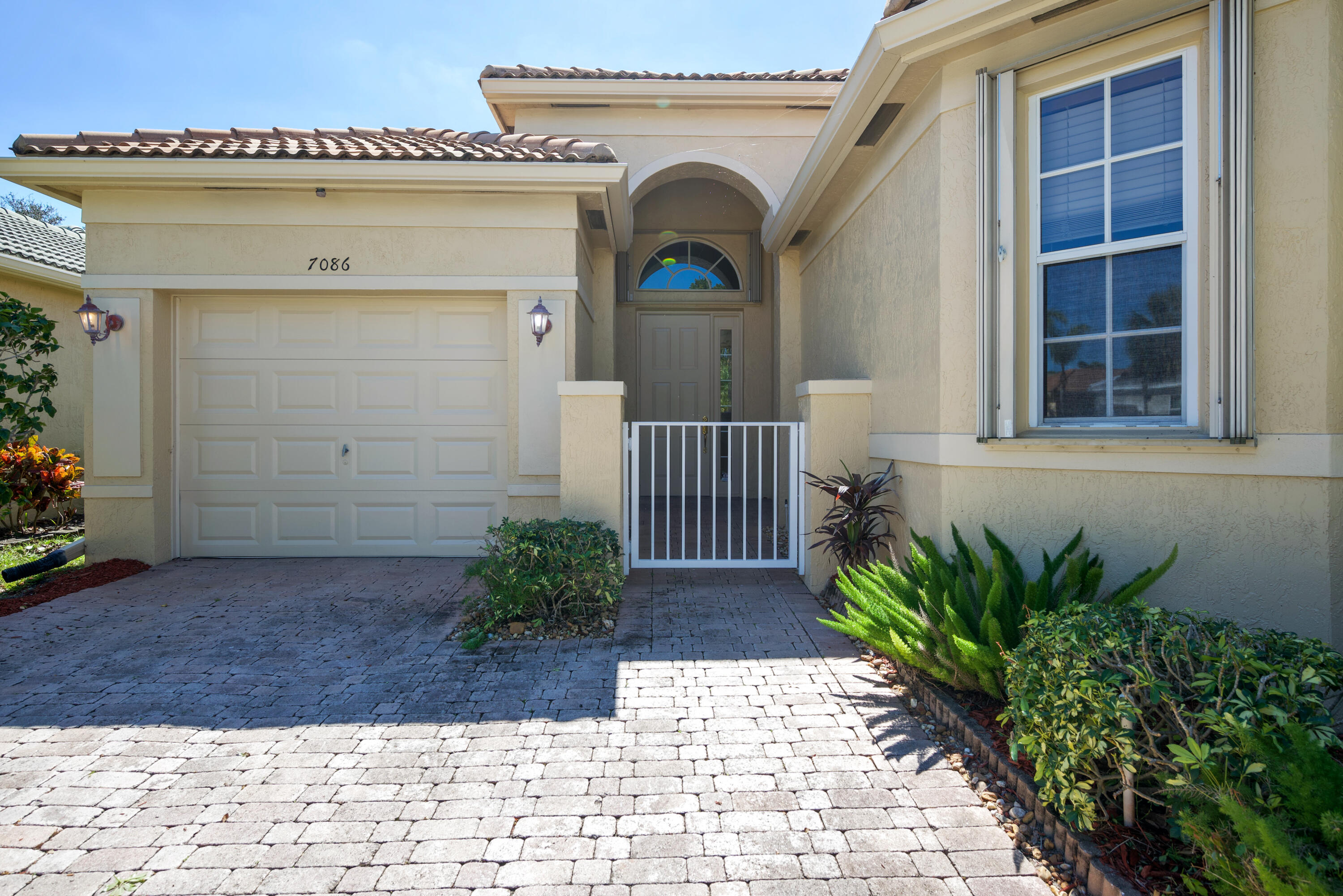 7086 Del Corso Lane