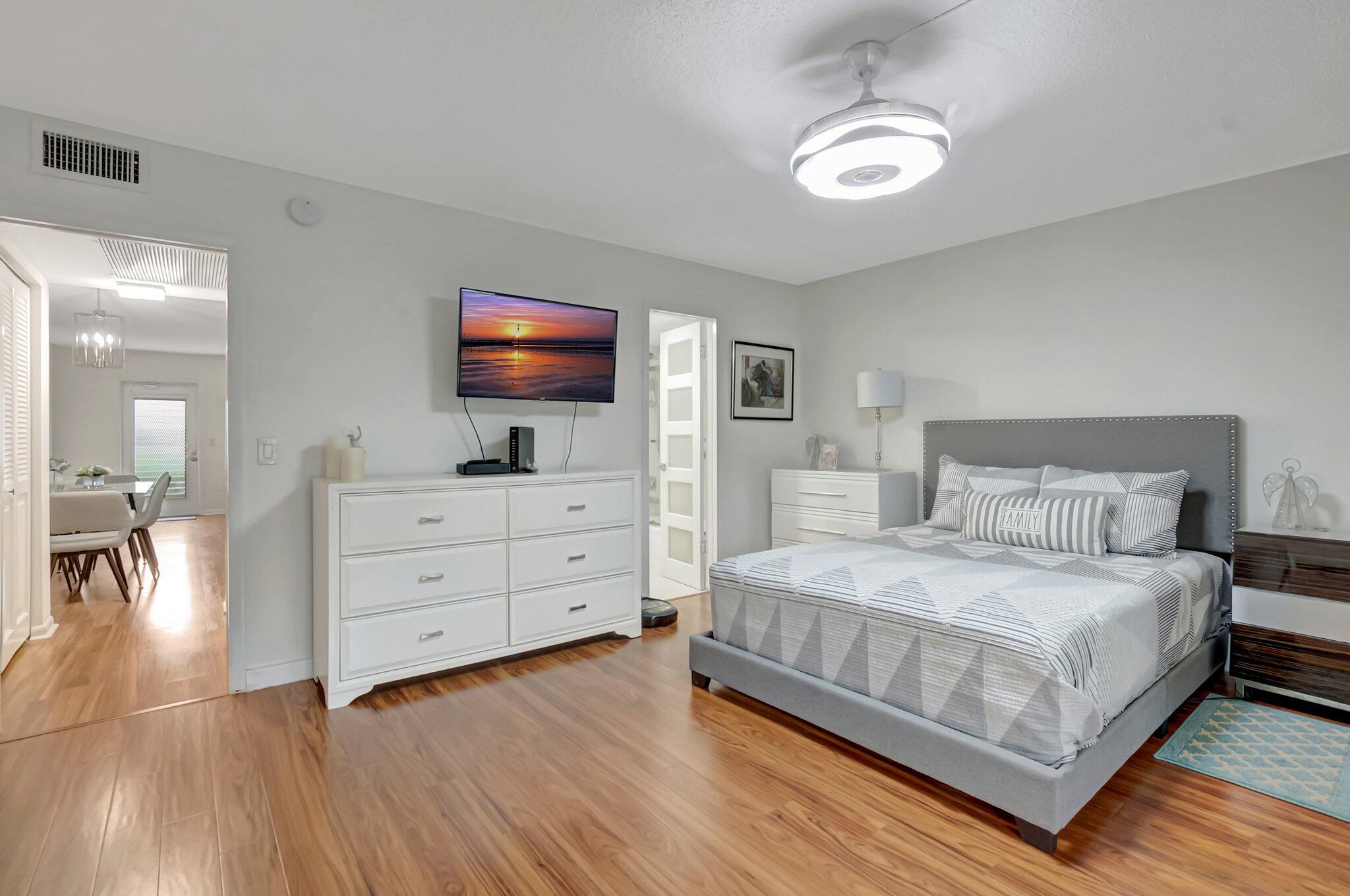 1044 Rexford C