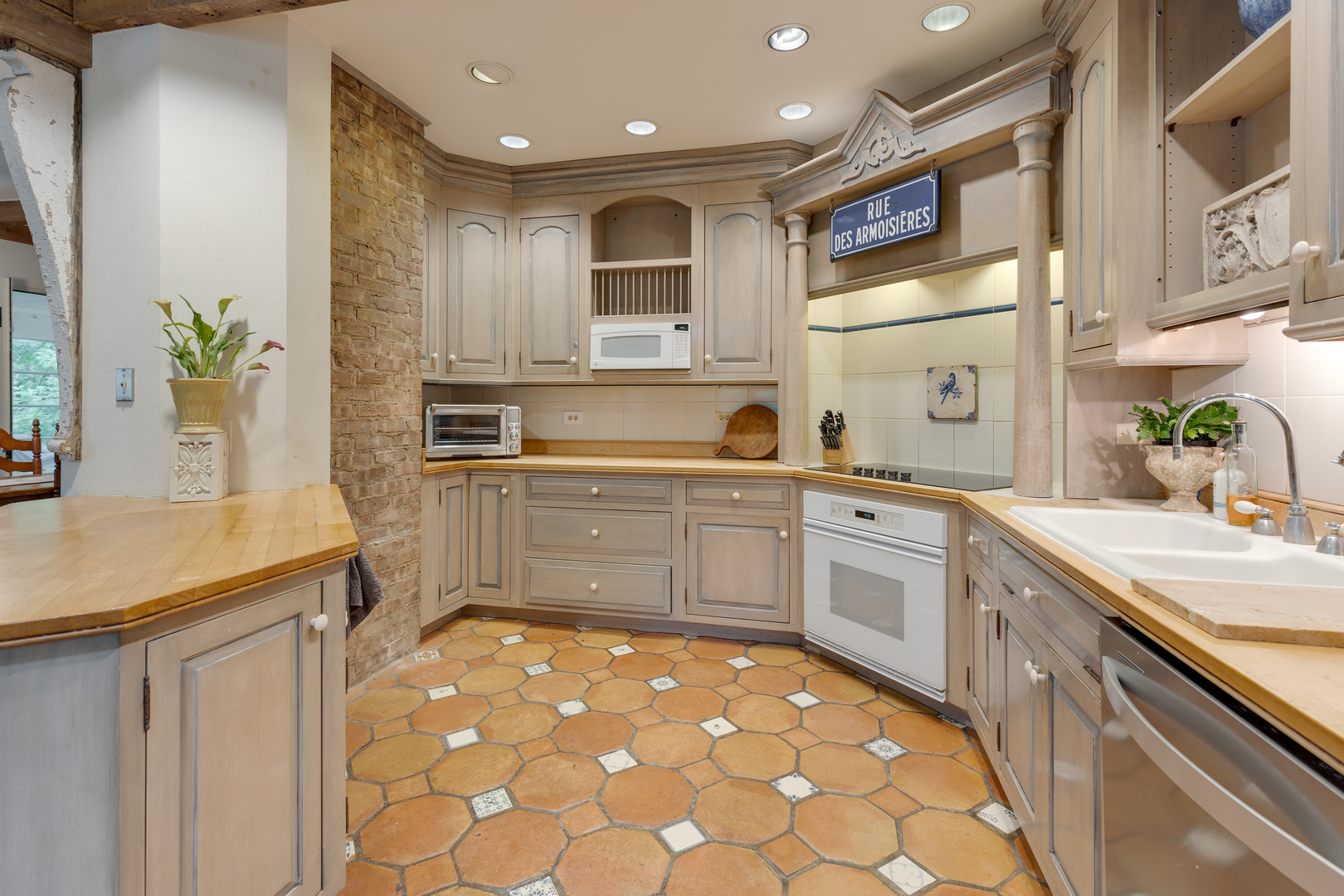 132 S Bennett Street