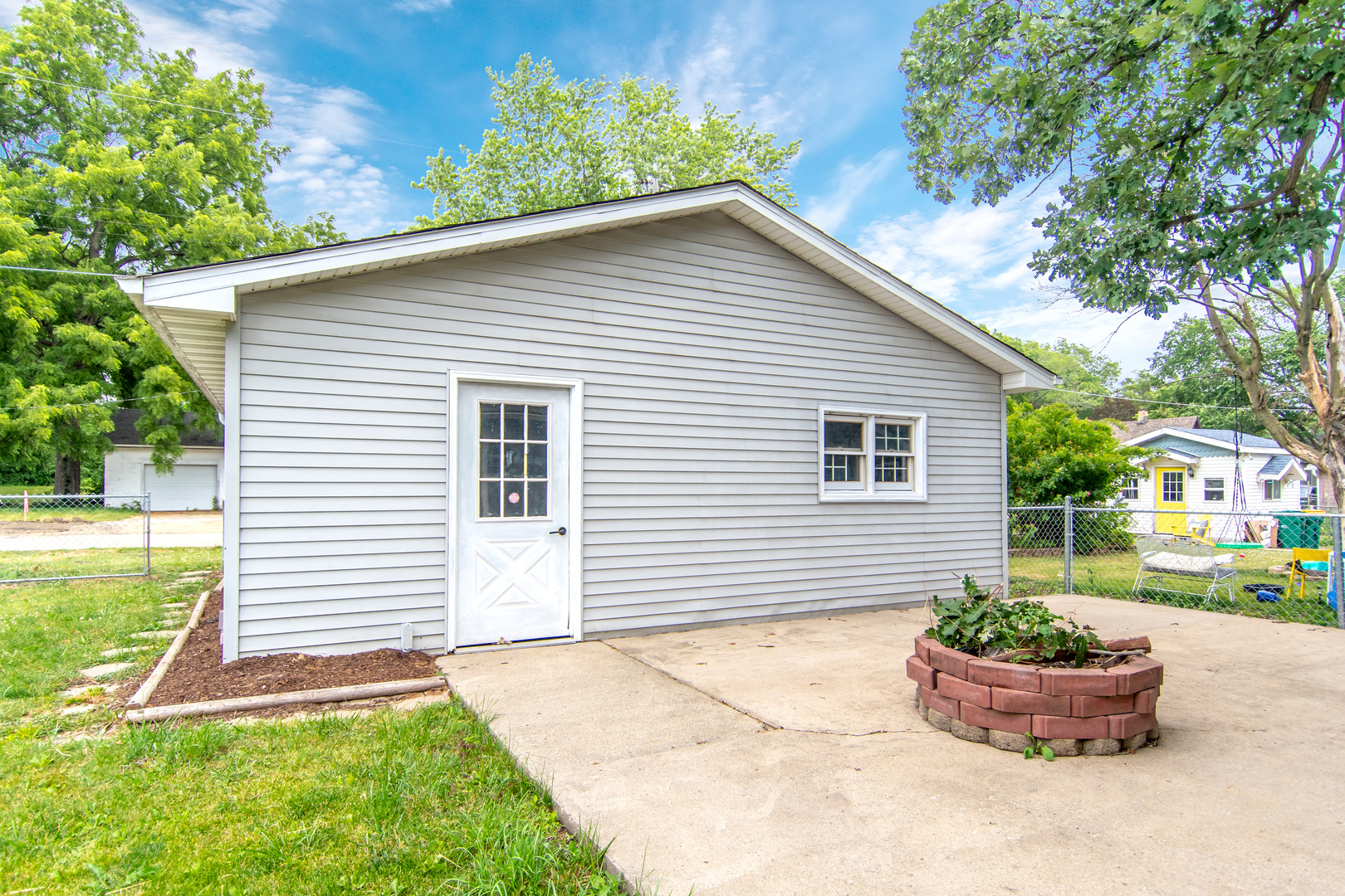 809 Commercial Street