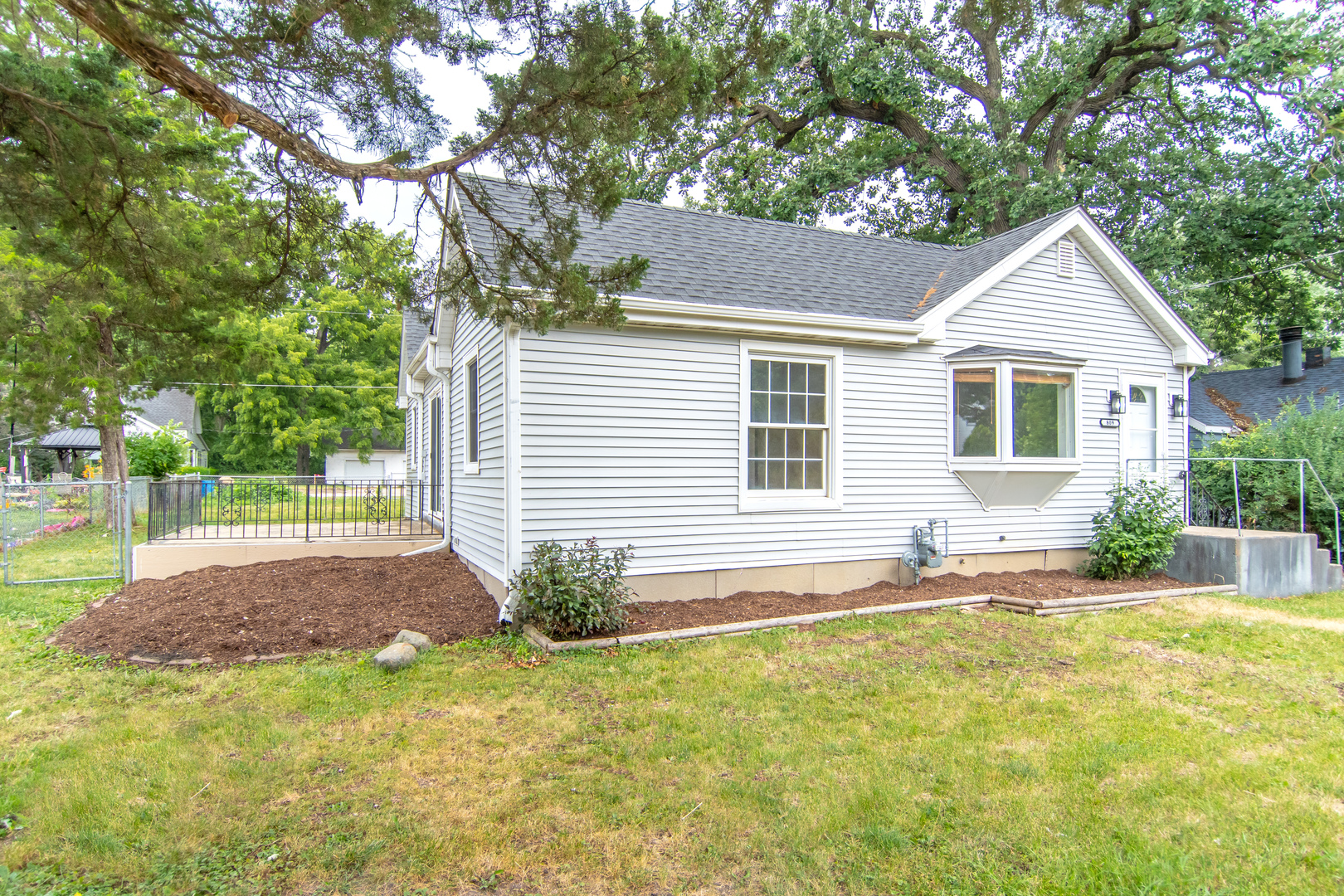 809 Commercial Street