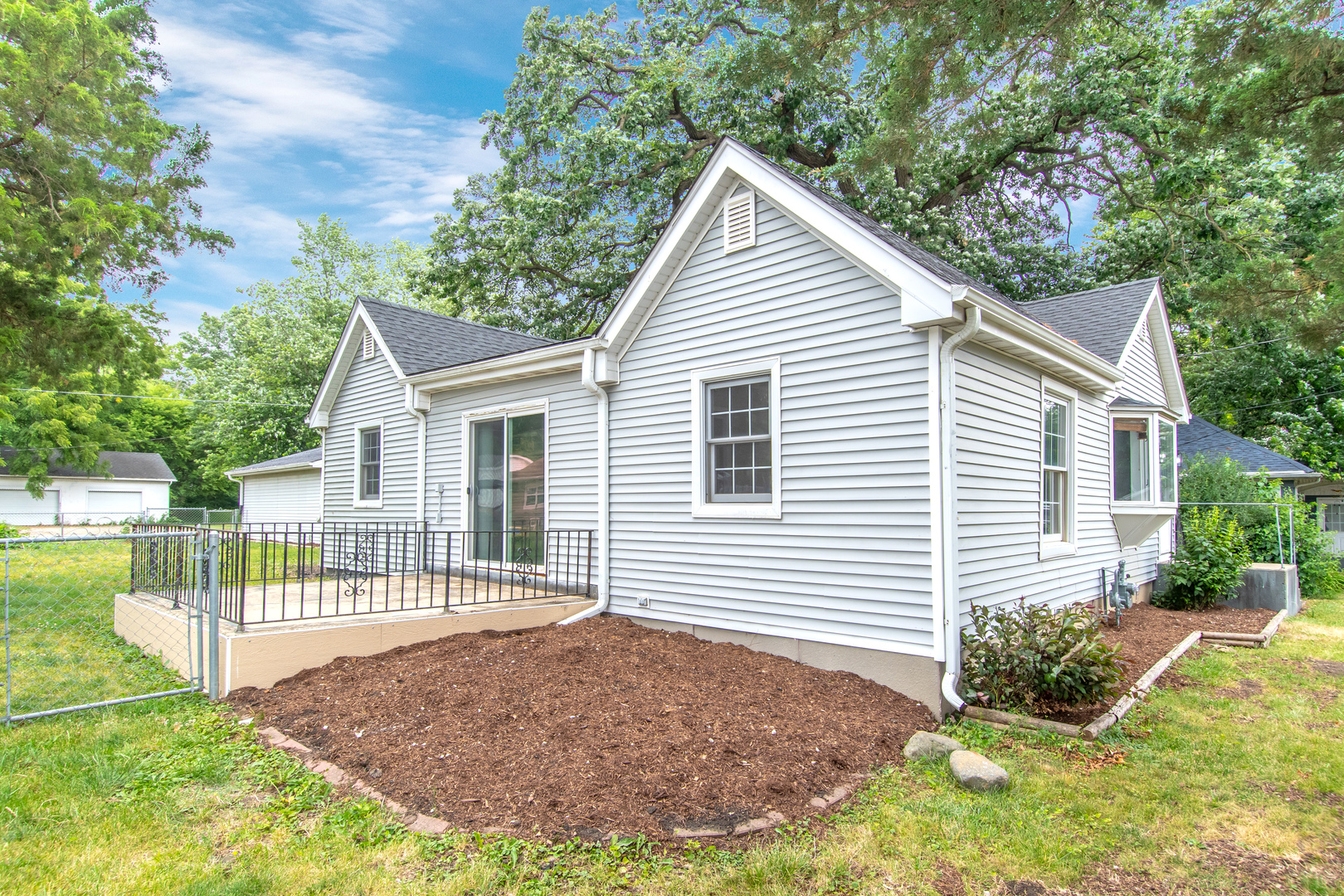 809 Commercial Street