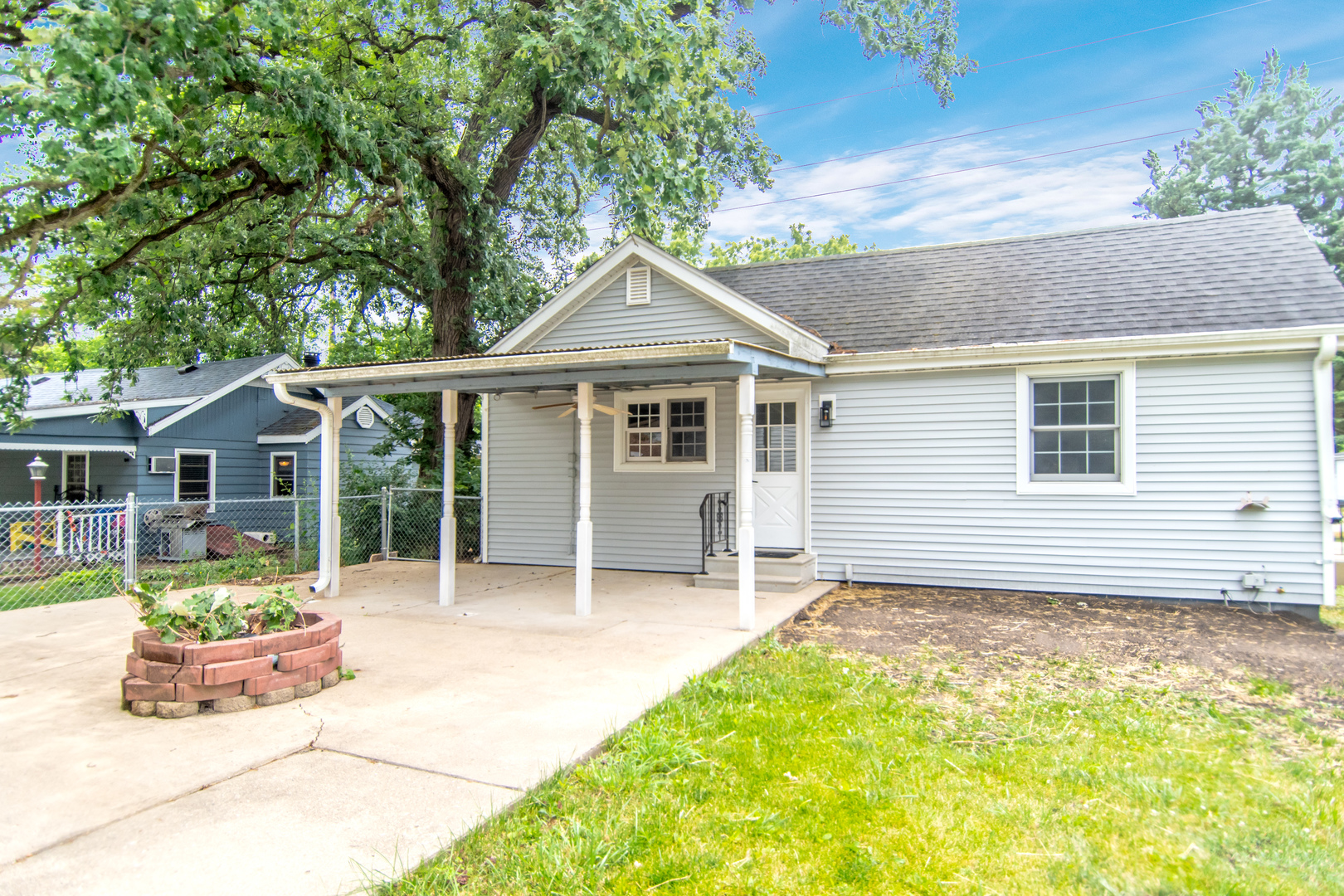 809 Commercial Street