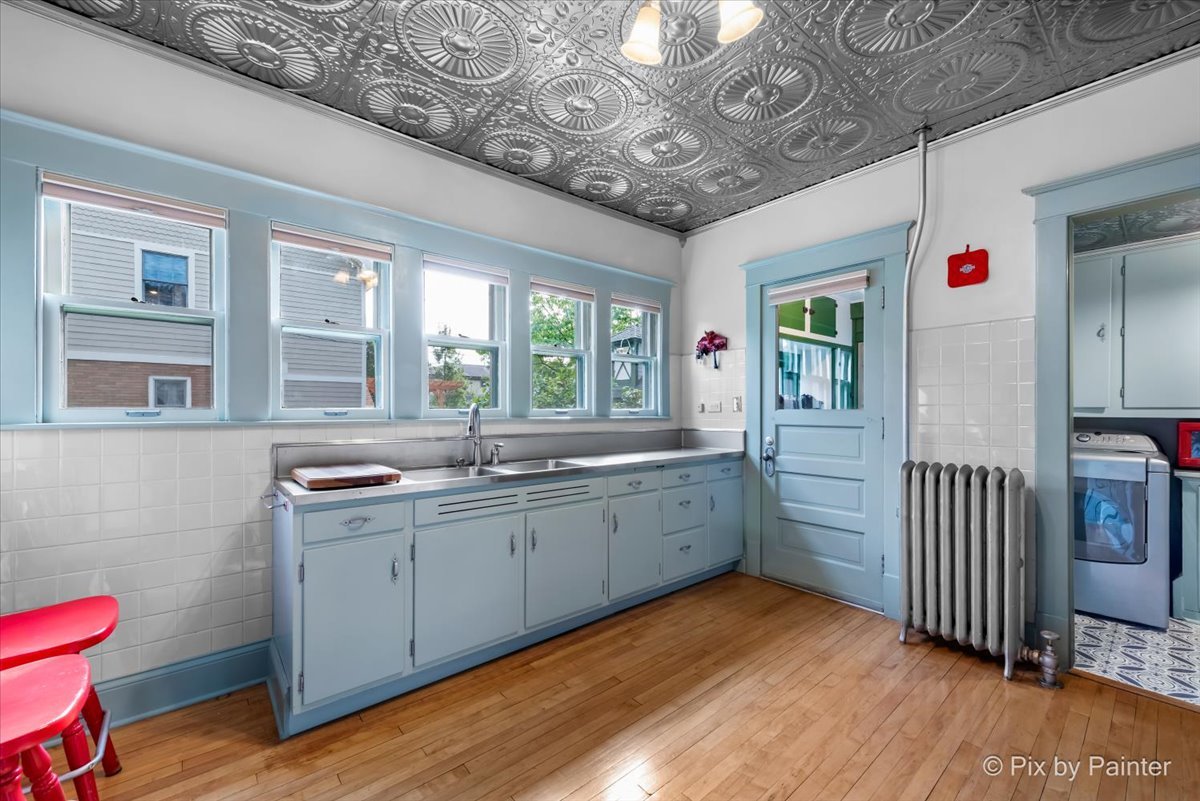 112 S Hickory Avenue