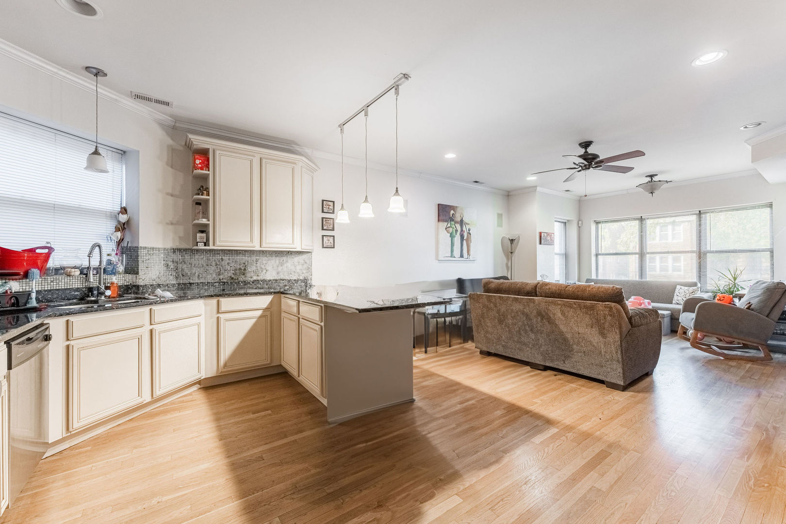 6825 S Harper Avenue Unit: 1S