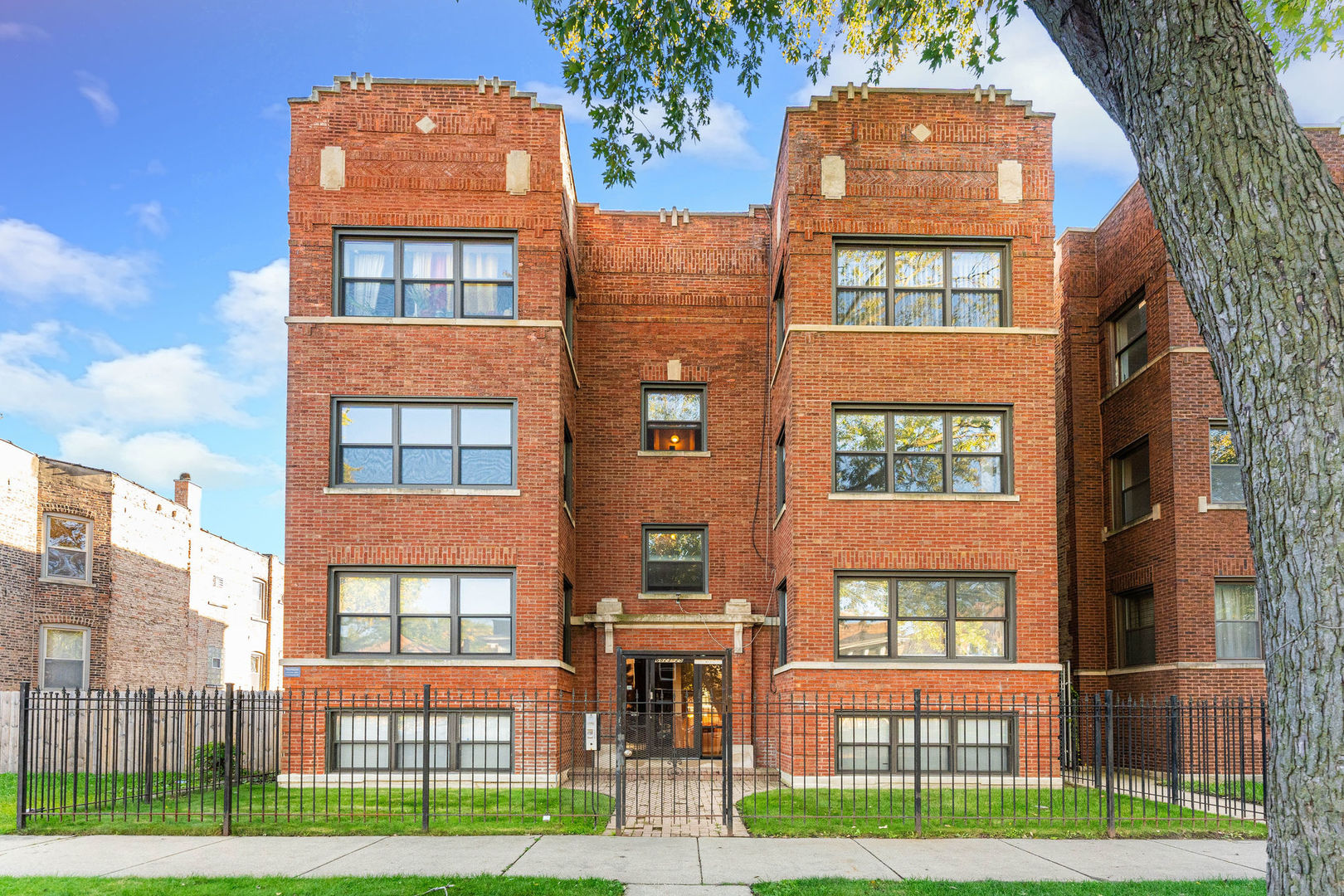 6825 S Harper Avenue Unit: 1S