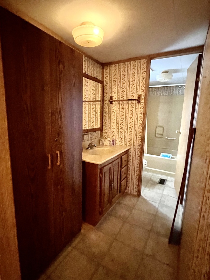 430 1/2 N Kenosha Avenue