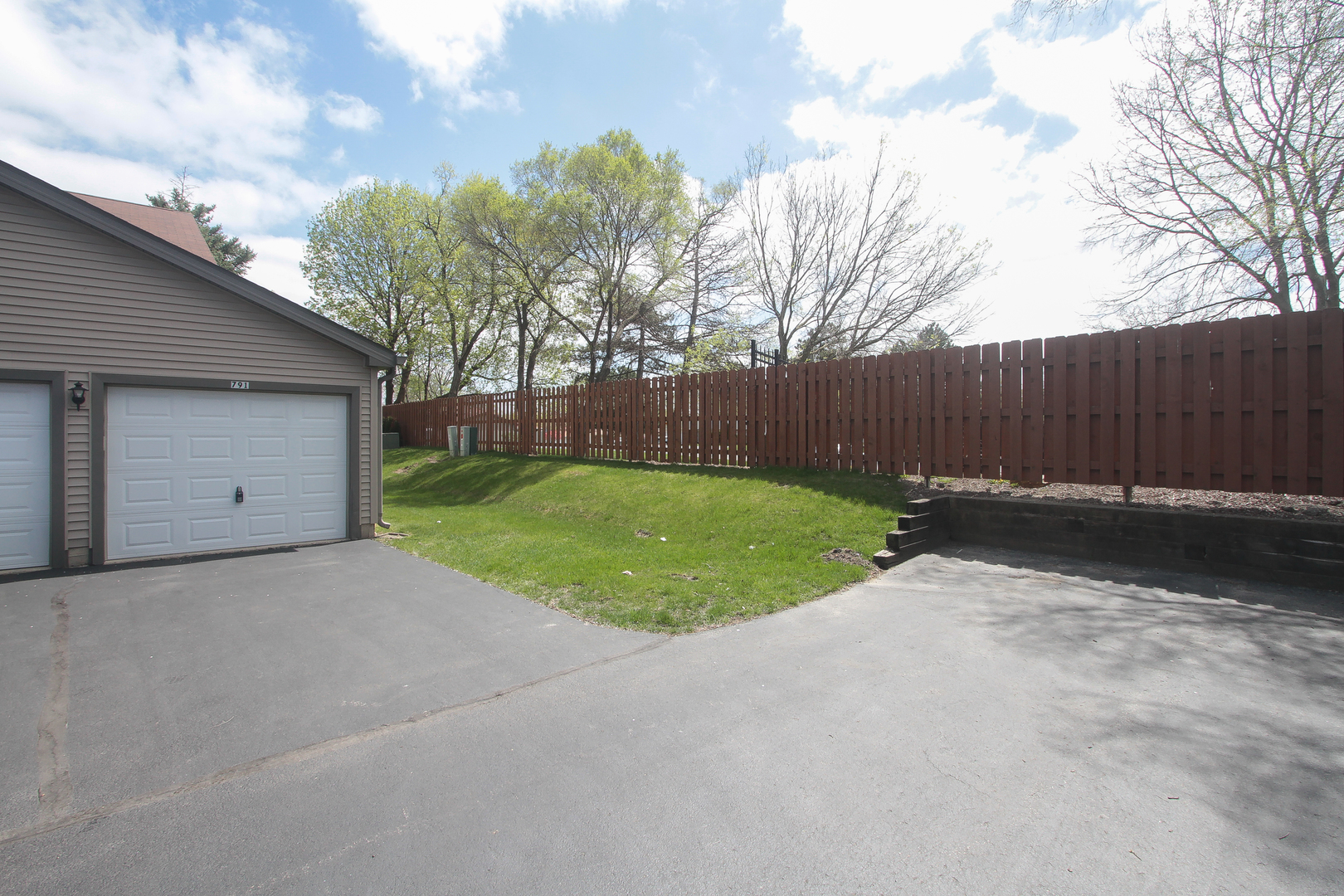 791 E WHISPERING OAKS Drive