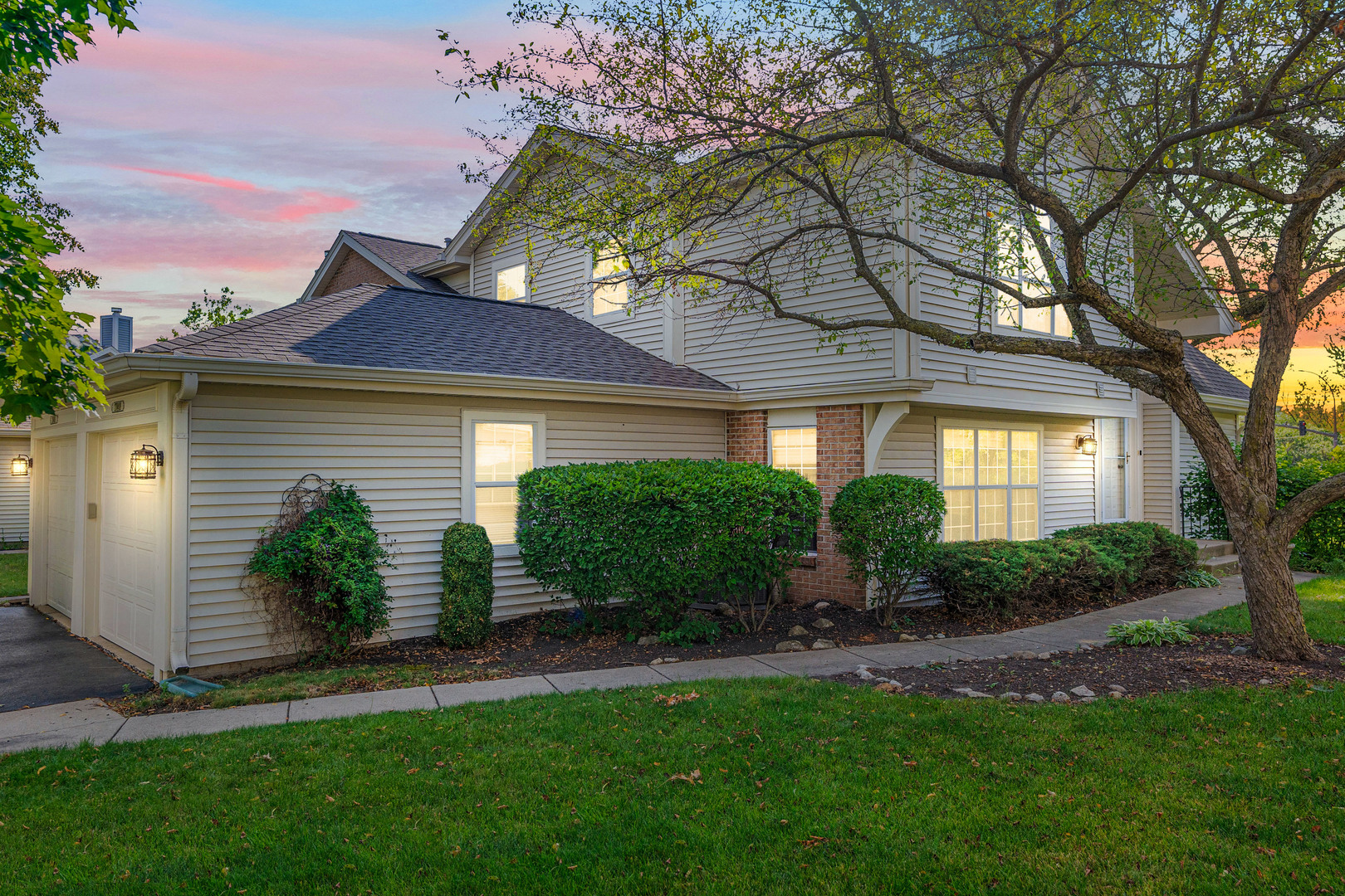 27W408 Melrose Lane Unit: 2704