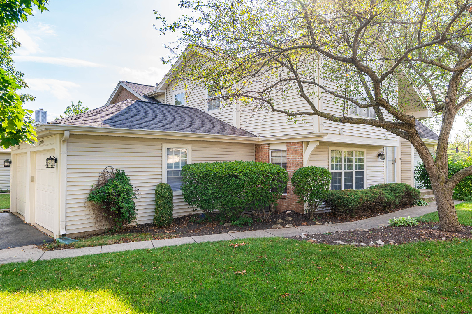 27W408 Melrose Lane Unit: 2704