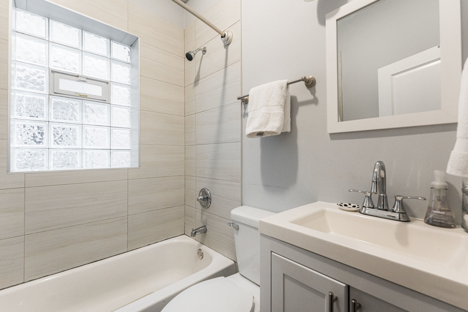 6145 S Eberhart Avenue