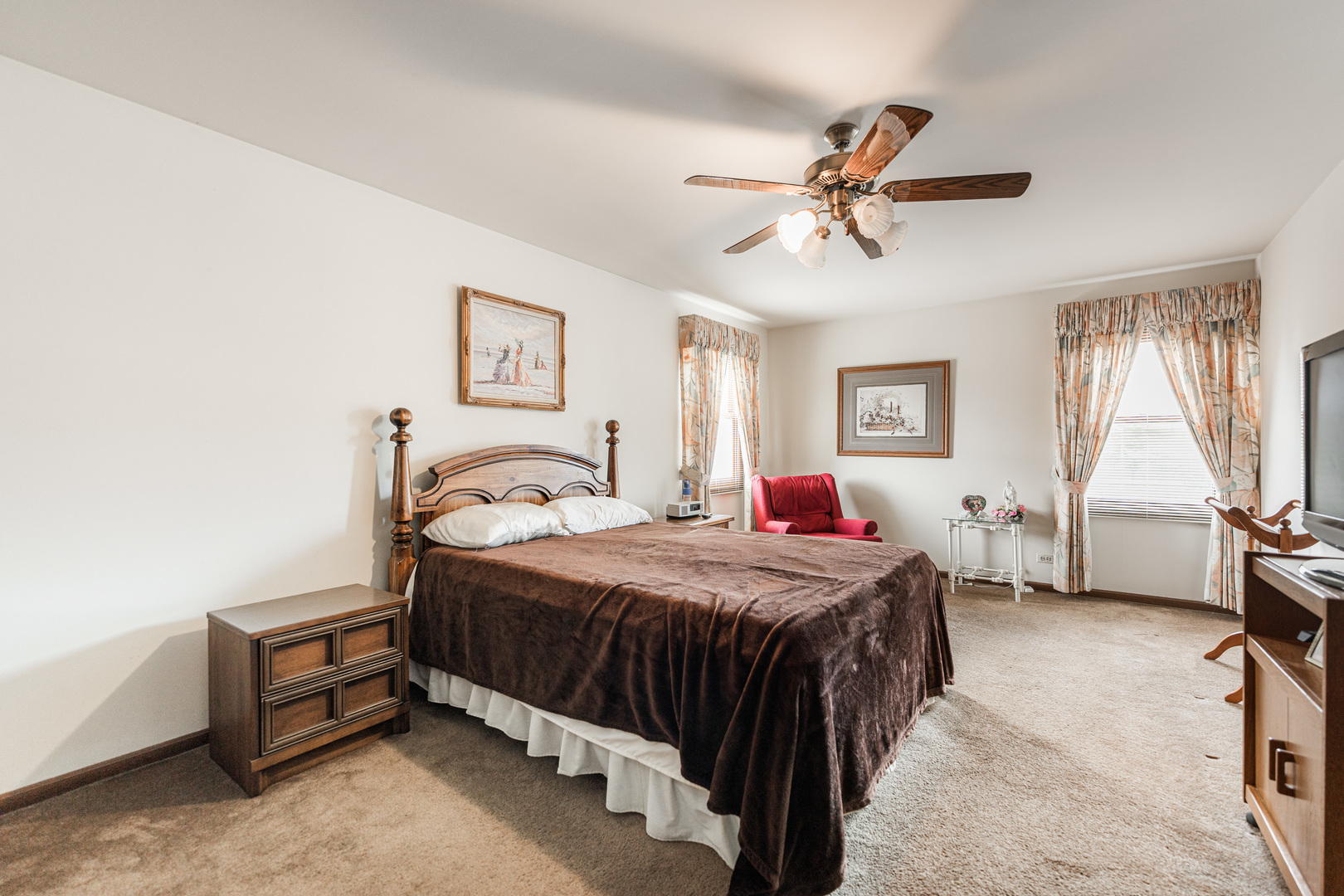 1301 N Saddle Row