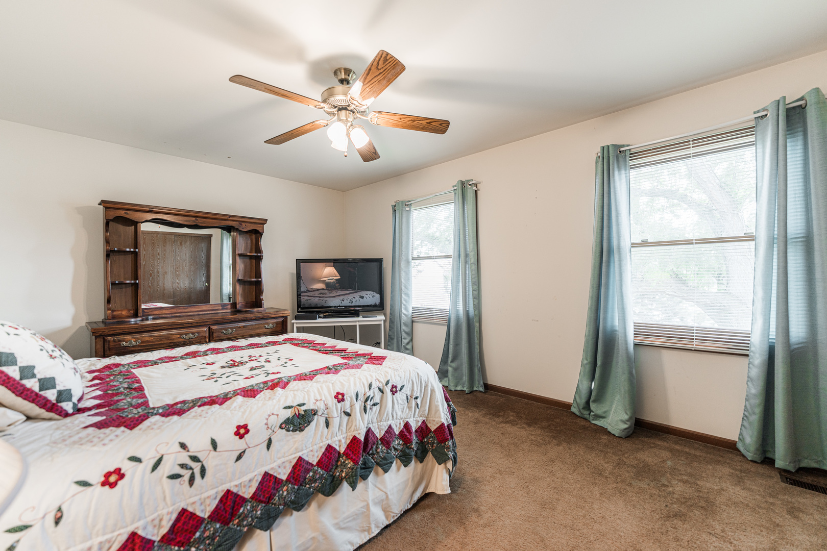 1301 N Saddle Row