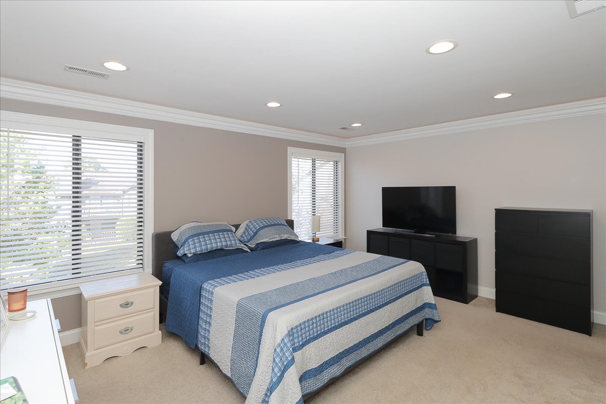 1915 GOLF VIEW Drive Unit: 2B