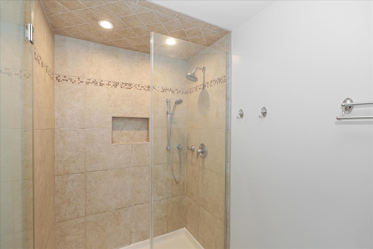 1915 GOLF VIEW Drive Unit: 2B