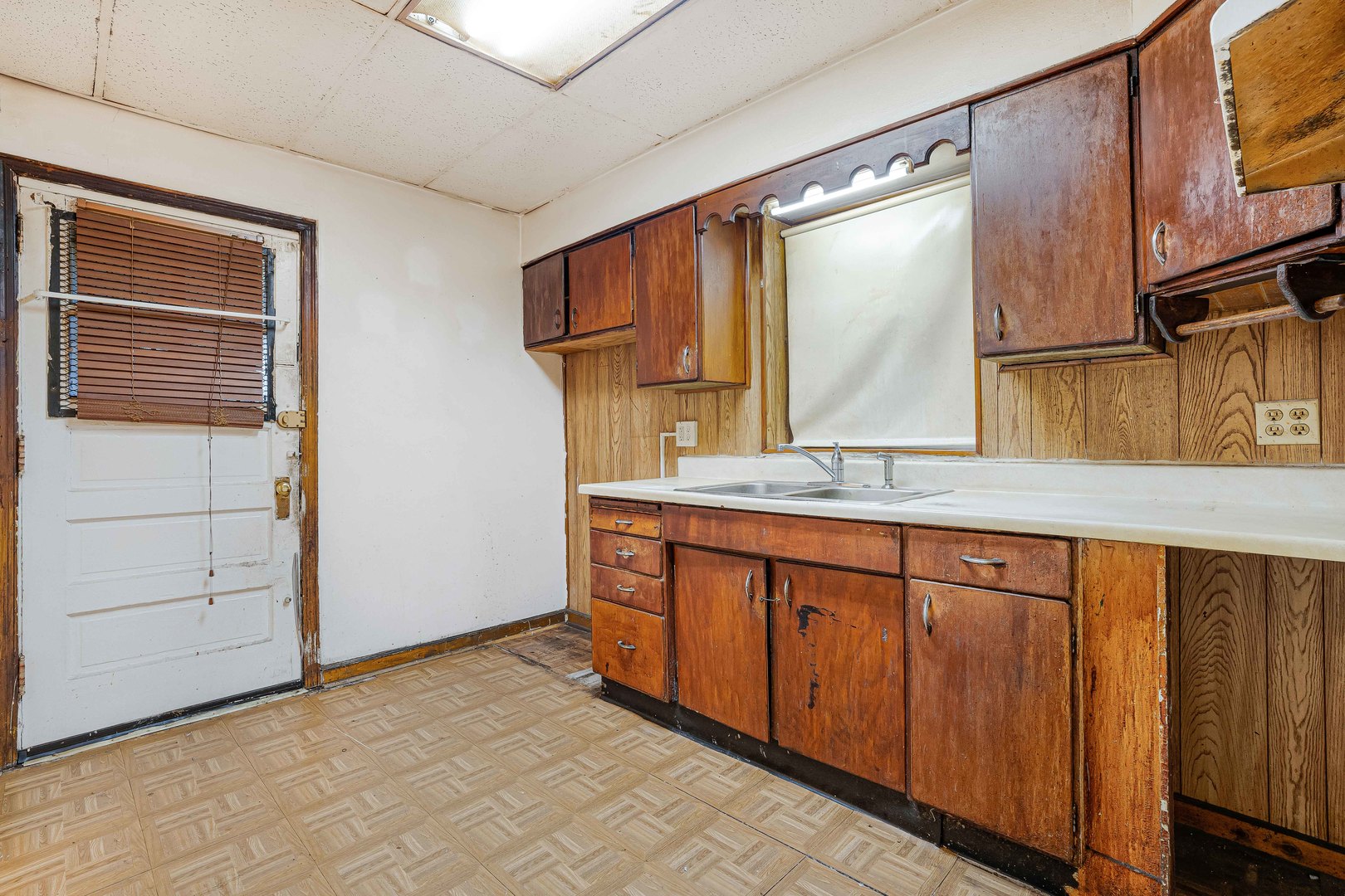 8017 S Saint Lawrence Avenue