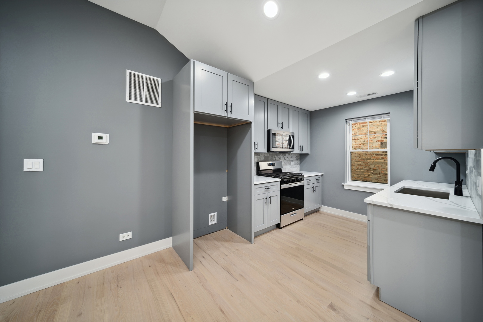 6126 S Eberhart Avenue Unit: 3