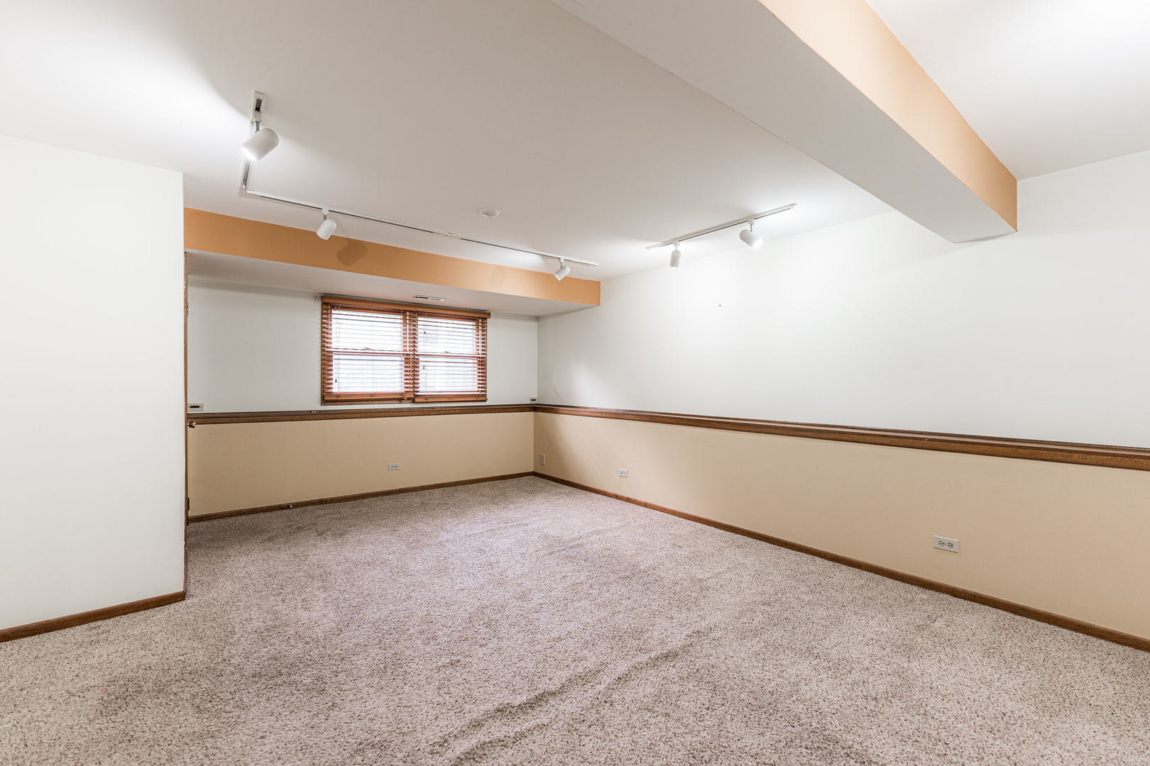 950 Dearborn Circle