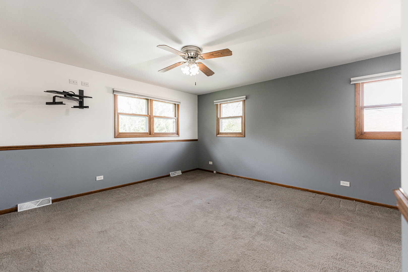 950 Dearborn Circle