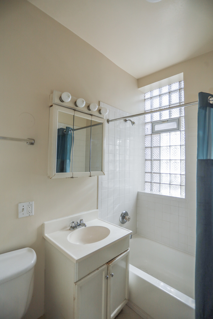 845 W Dakin Street Unit: 2