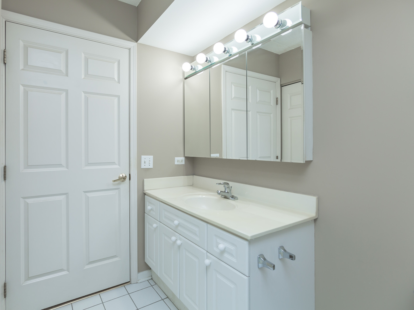 7041 W Touhy Avenue Unit: 202