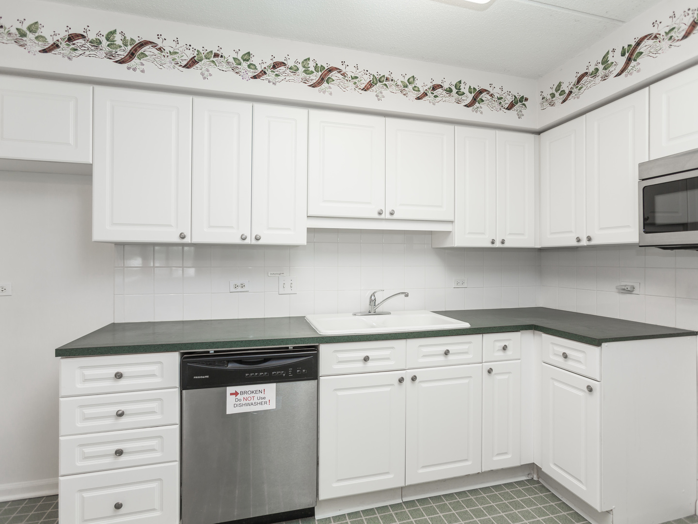 7041 W Touhy Avenue Unit: 202