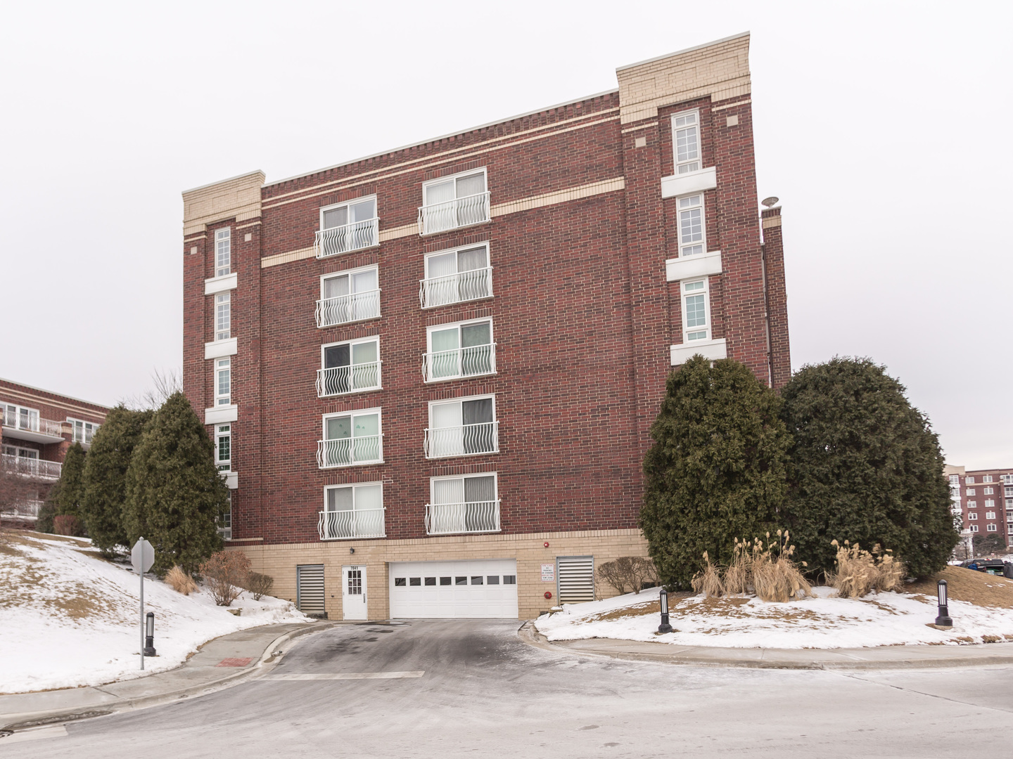 7041 W Touhy Avenue Unit: 202