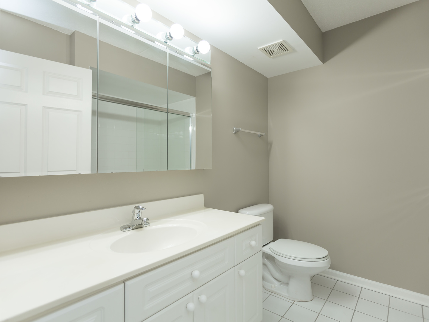 7041 W Touhy Avenue Unit: 202