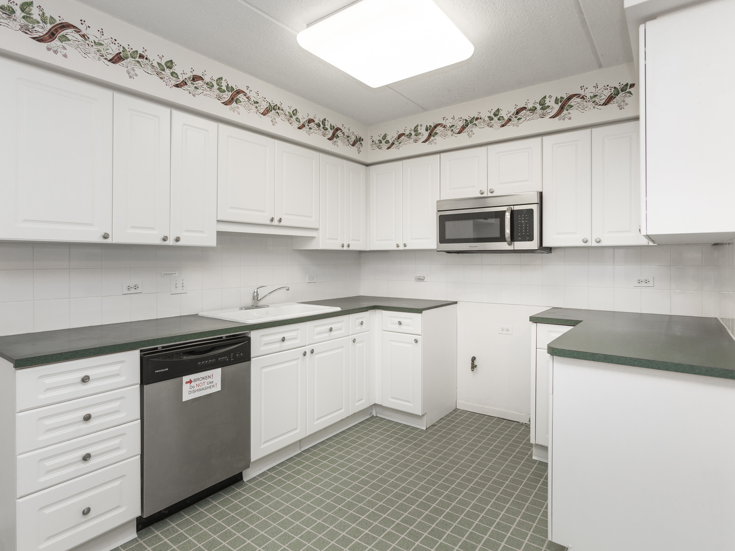 7041 W Touhy Avenue Unit: 202