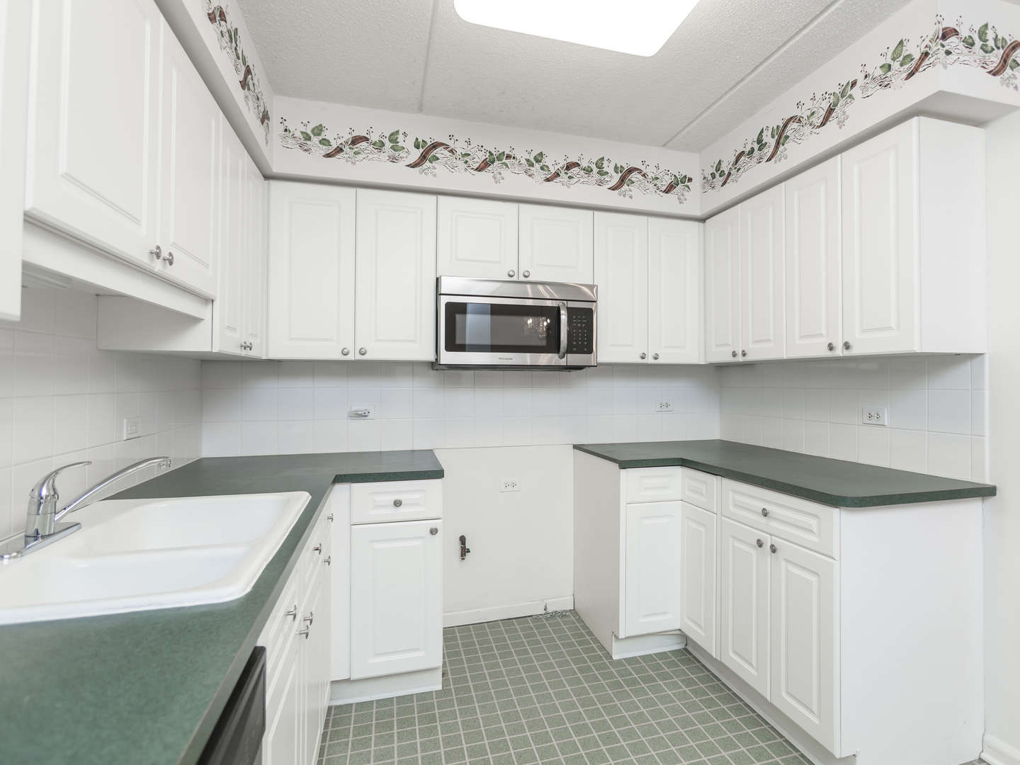 7041 W Touhy Avenue Unit: 202