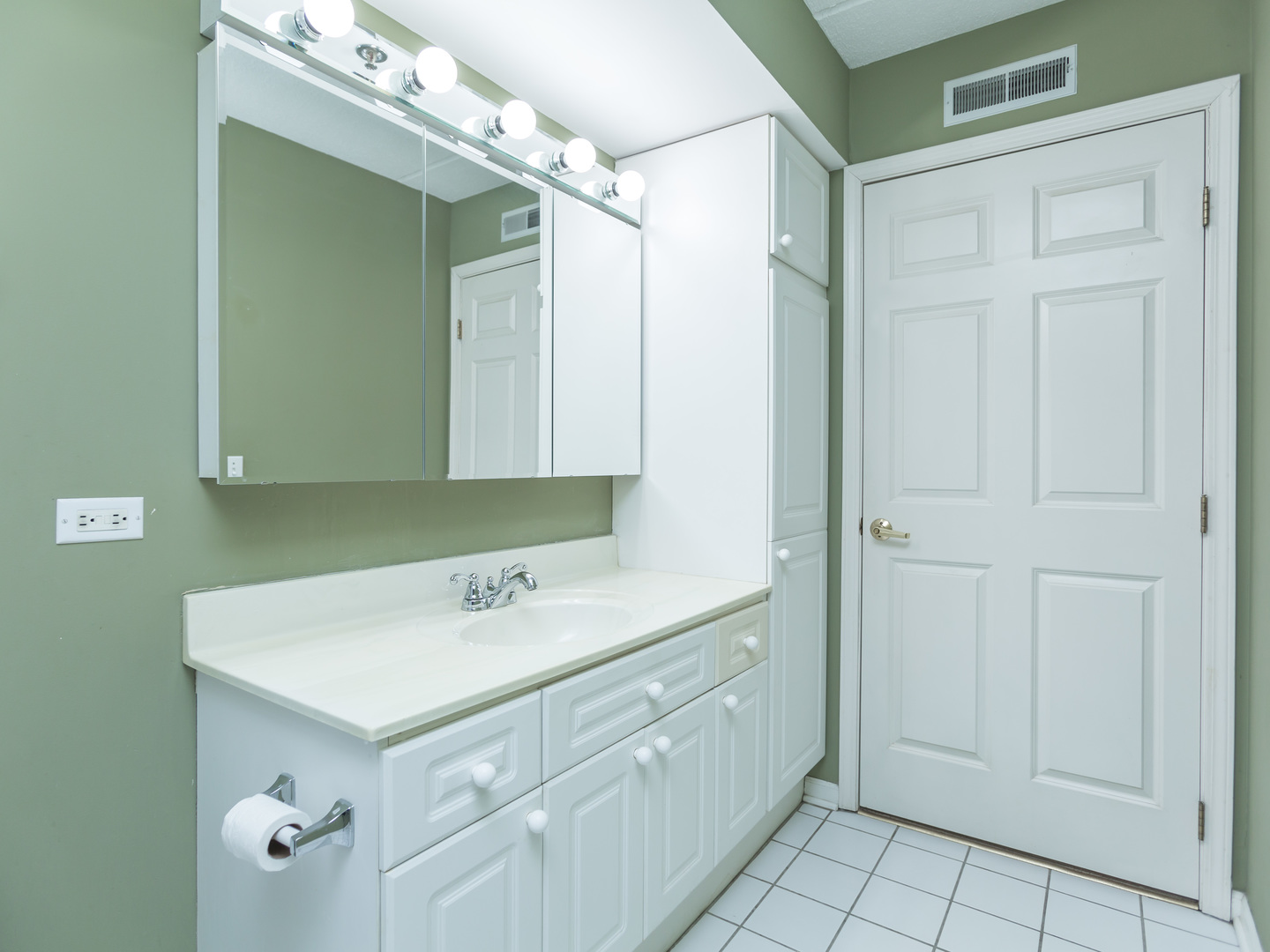 7041 W Touhy Avenue Unit: 202